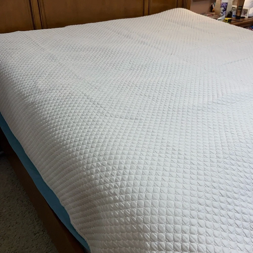 Like new Charter Club Quilt damask full/queen quilt coverlet